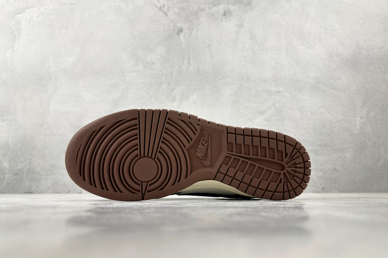 特价 
Nike Dunk Surfaces In Brown And Sail 巧克力 棕白

货号：