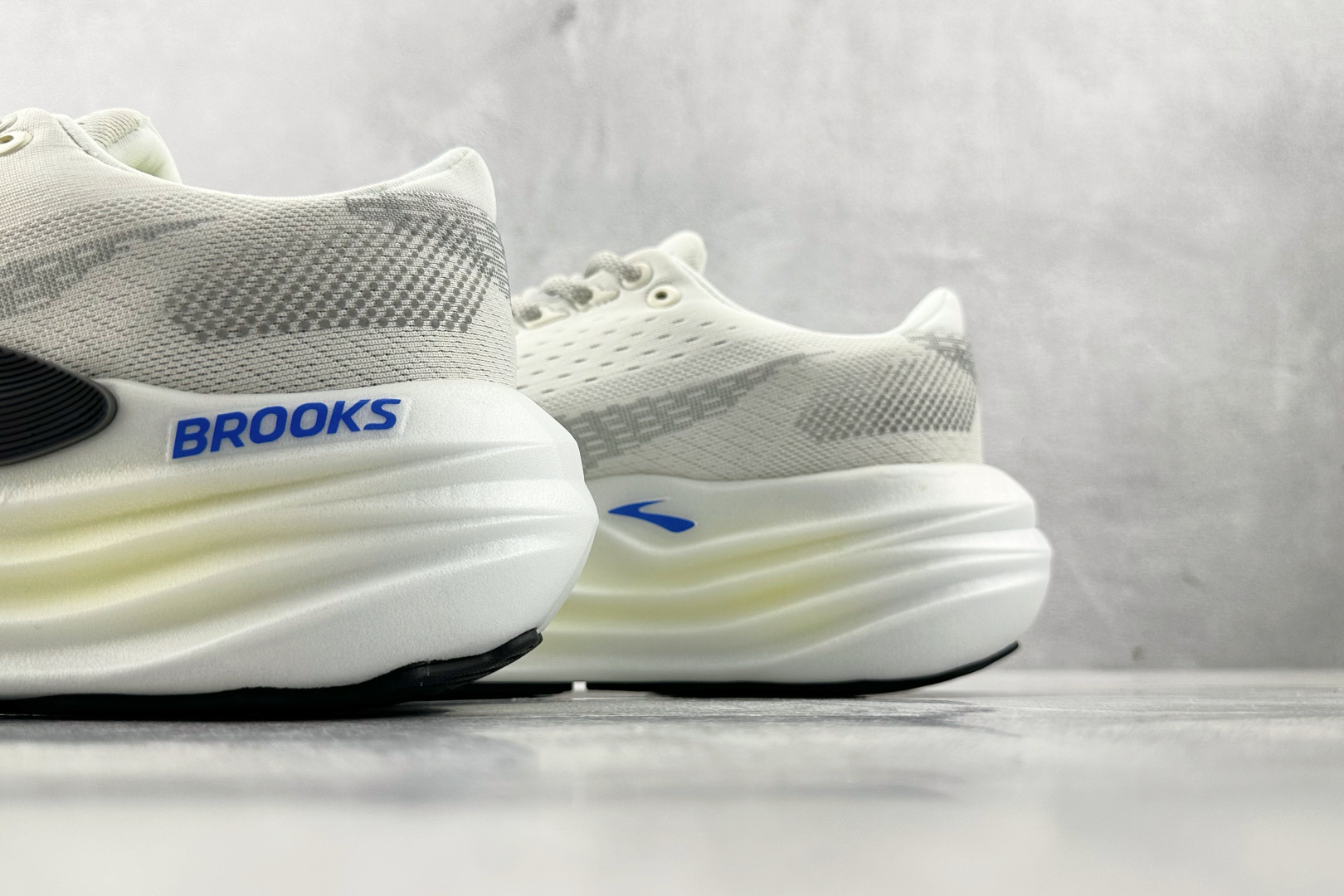 东南亚订单 Brooks布鲁克斯 Glycerin max 灰色 1104471D099