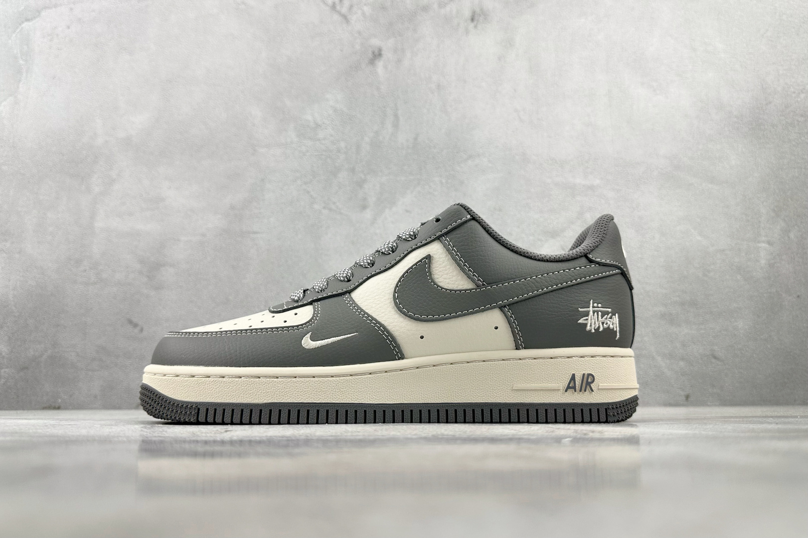 XC特价 
Nike Air Force 1'07  斯图西 联名 灰白

货号：BB5353 512
