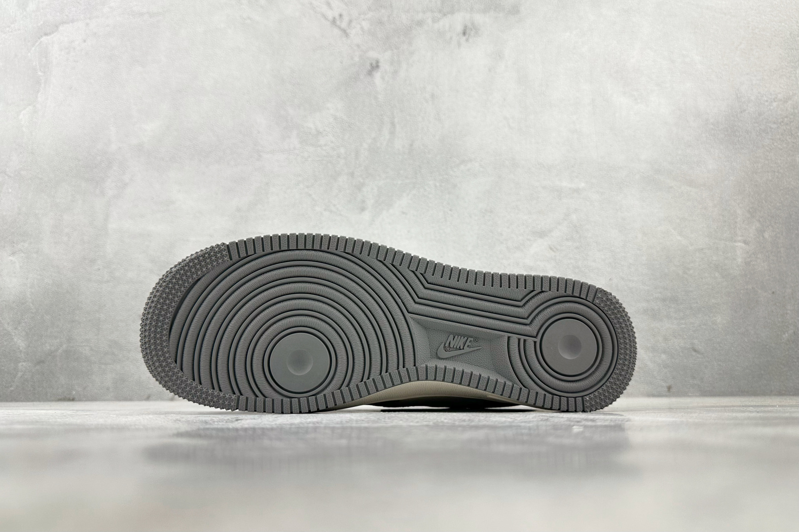 XC特价 
Nike Air Force 1'07  斯图西 联名 灰白

货号：BB5353 512
