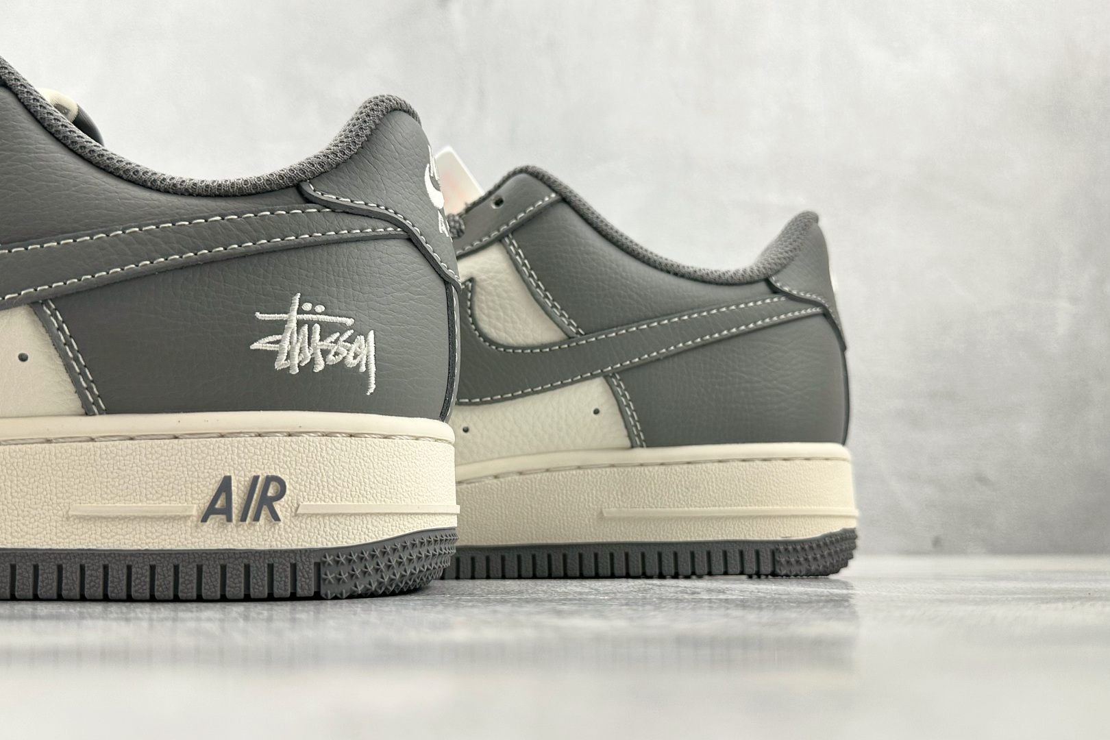 XC特价 
Nike Air Force 1'07  斯图西 联名 灰白

货号：BB5353 512
