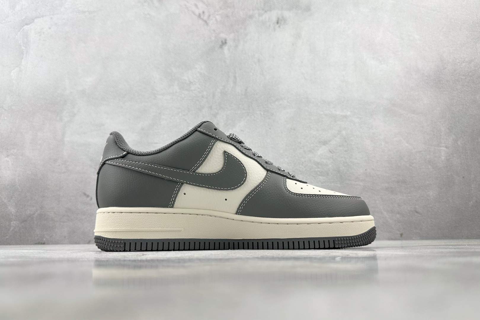 XC特价 
Nike Air Force 1'07  斯图西 联名 灰白

货号：BB5353 512
