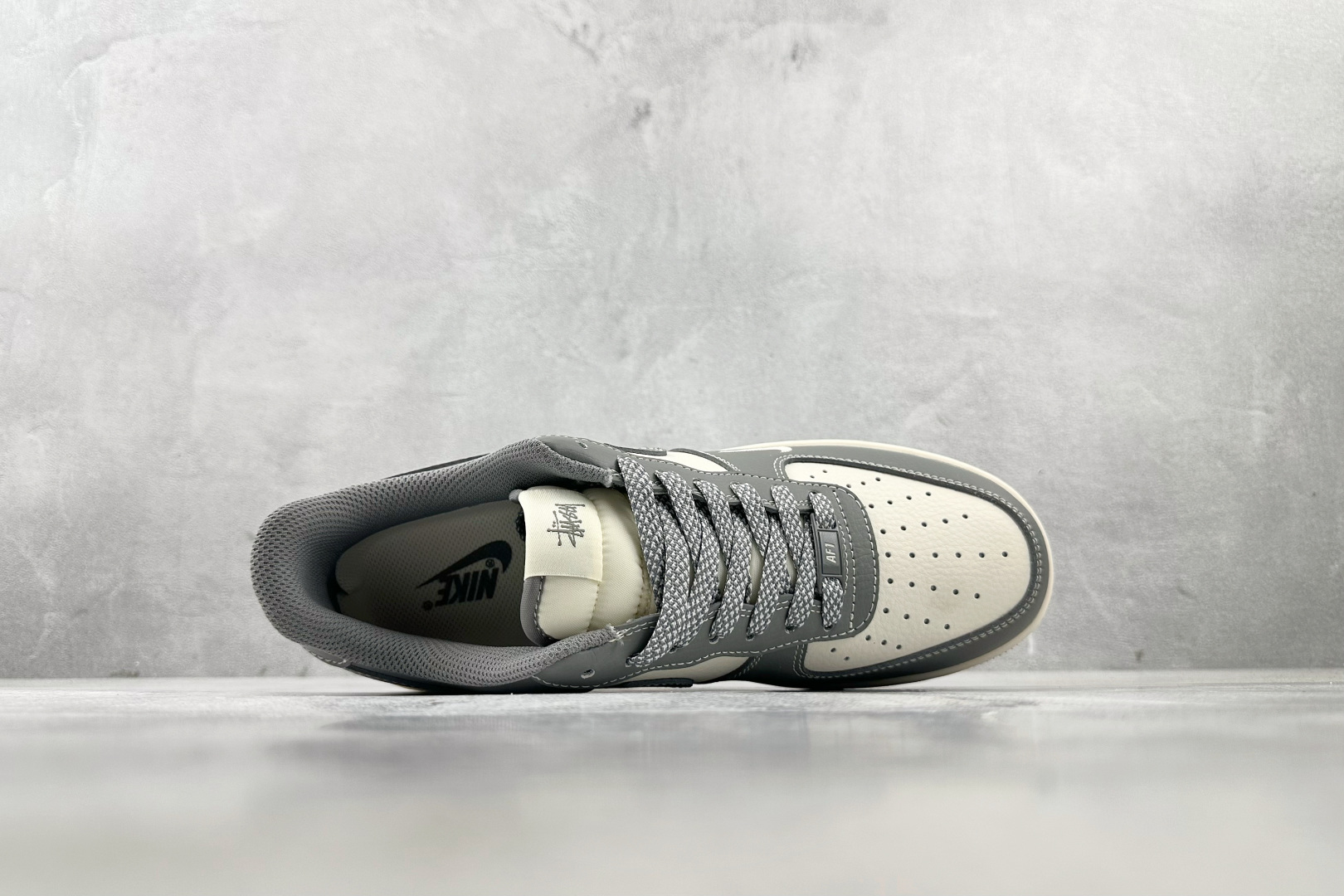 XC特价 
Nike Air Force 1'07  斯图西 联名 灰白

货号：BB5353 512
