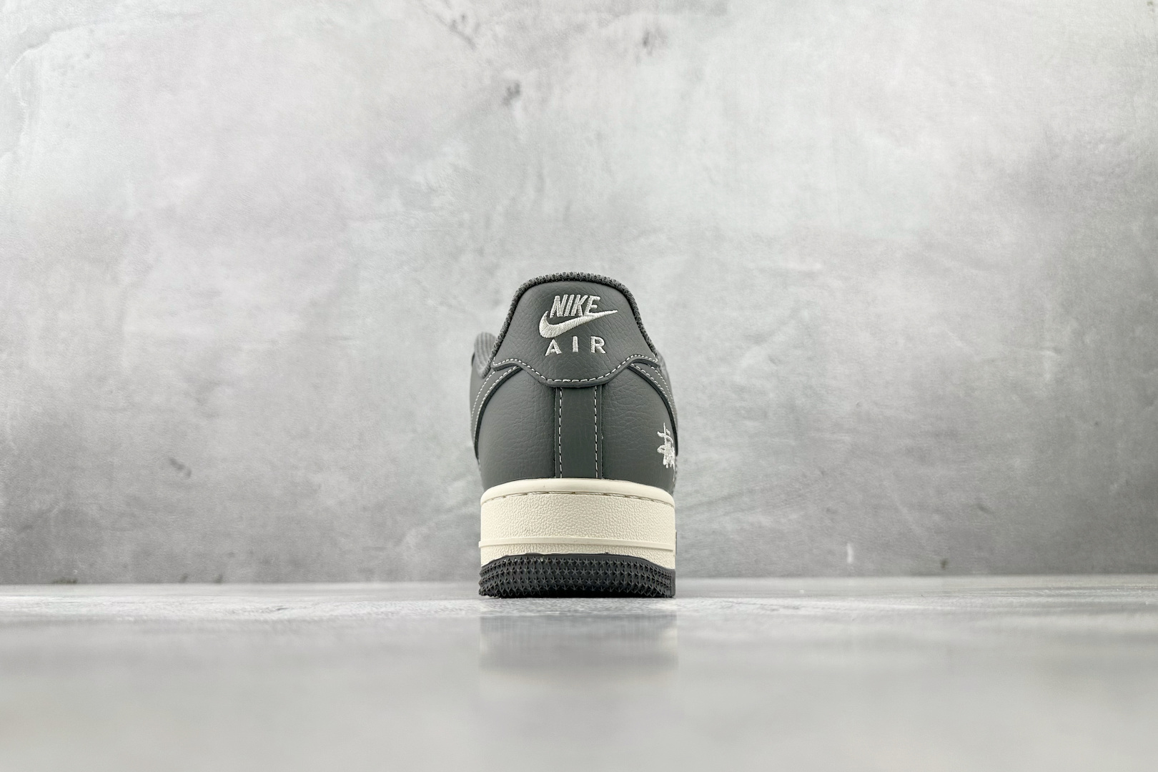 XC特价 
Nike Air Force 1'07  斯图西 联名 灰白

货号：BB5353 512
