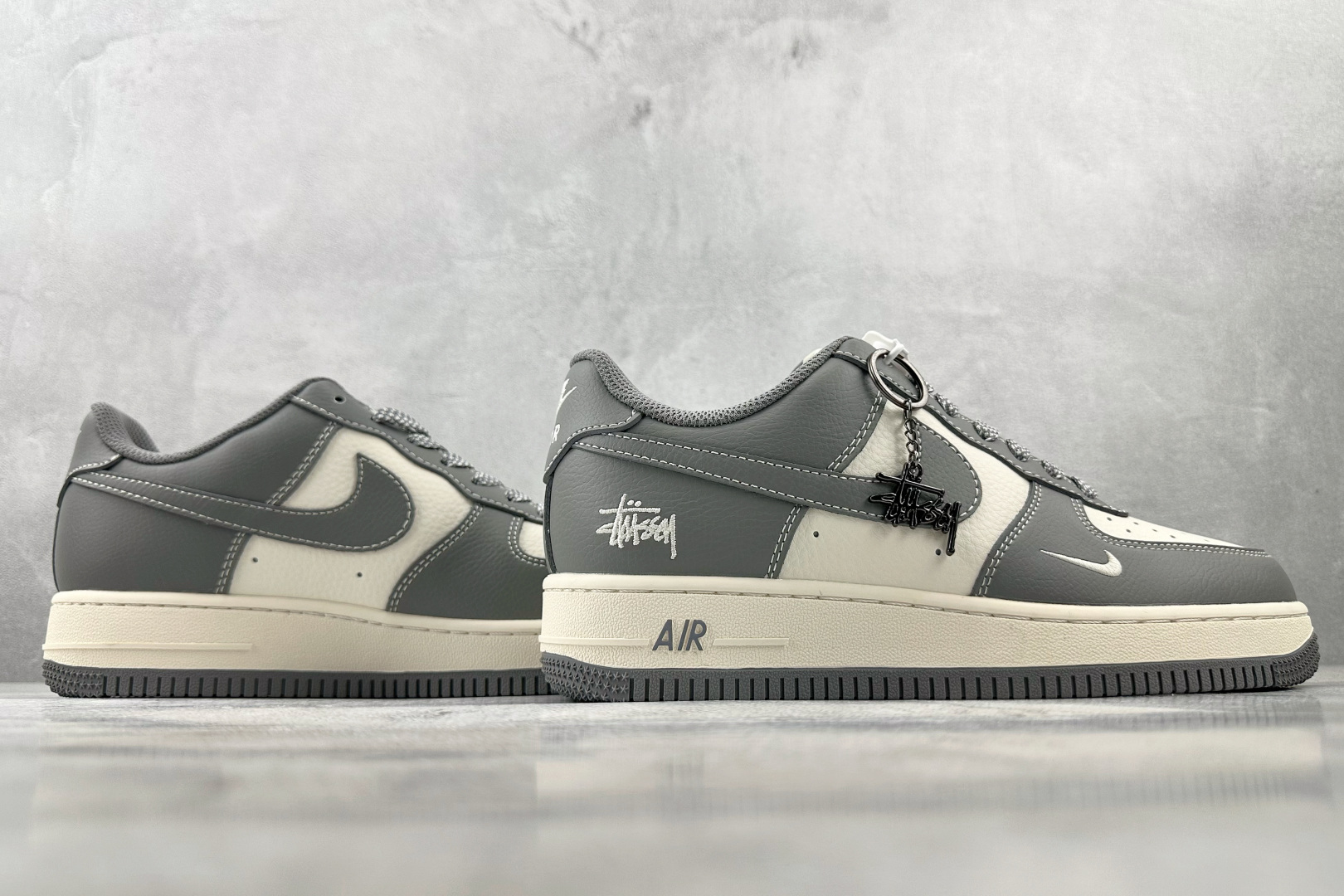 XC特价 
Nike Air Force 1'07  斯图西 联名 灰白

货号：BB5353 512

