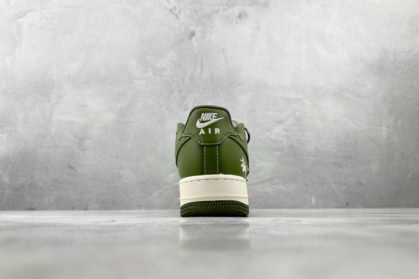 XC特价 
Nike Air Force 1'07  斯图西 联名 绿白

货号：BB5353 515
