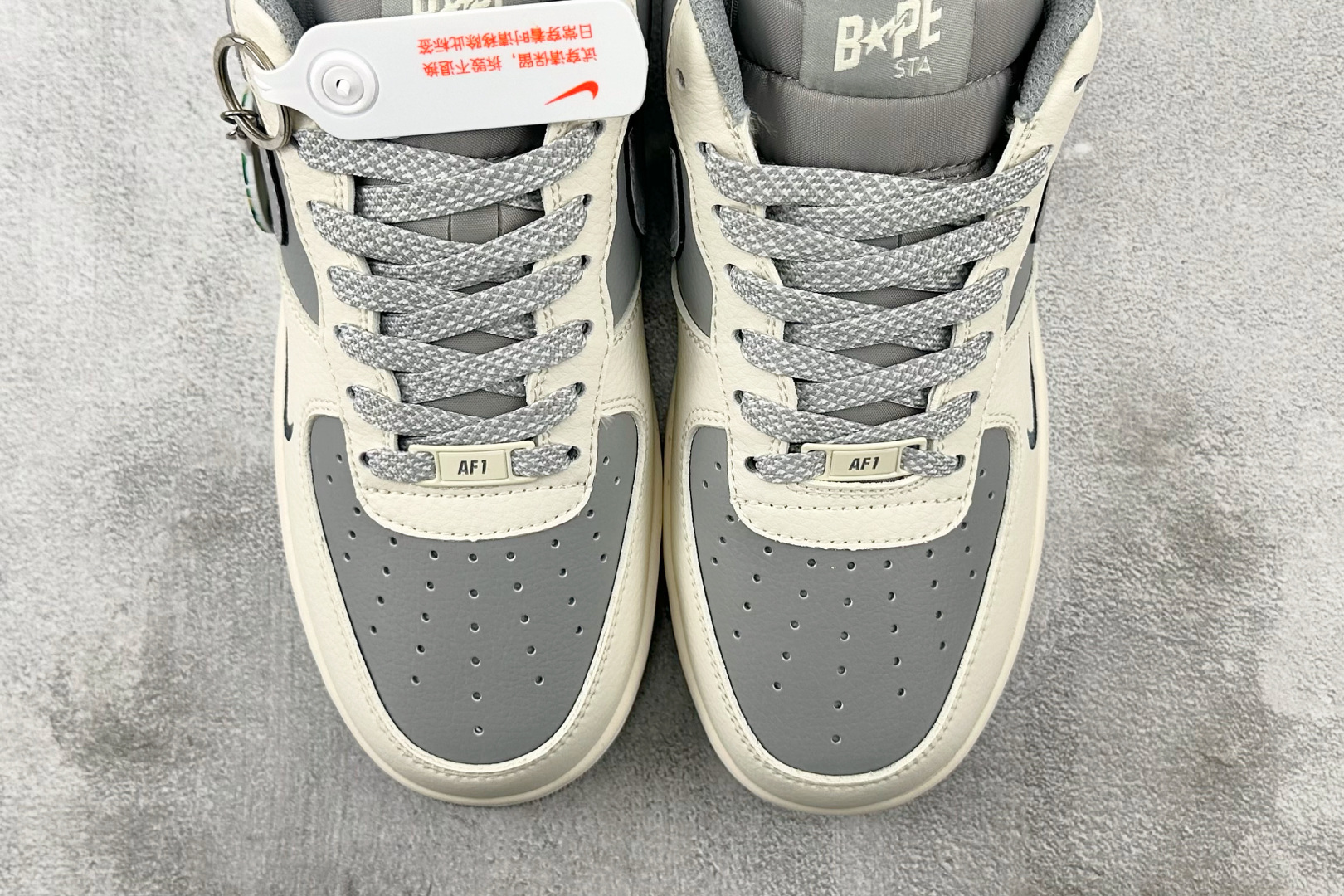XC特价 
Nike Air Force 1'07  猿人头 联名 白灰

货号：BB6566 207

