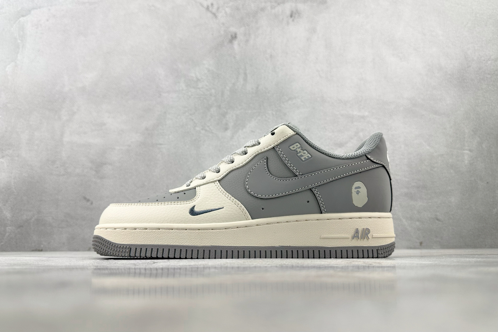XC特价 
Nike Air Force 1'07  猿人头 联名 白灰

货号：BB6566 207
