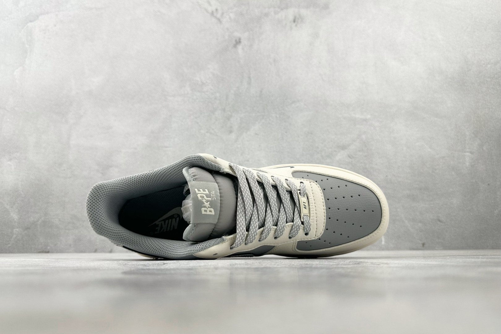 XC特价 
Nike Air Force 1'07  猿人头 联名 白灰

货号：BB6566 207
