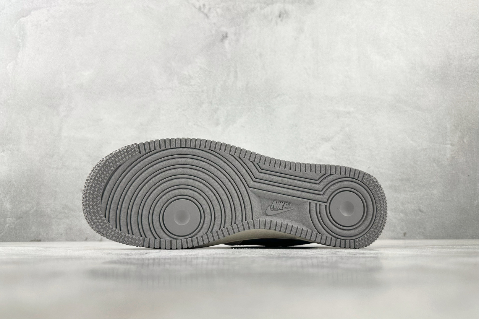 XC特价 
Nike Air Force 1'07  猿人头 联名 白灰

货号：BB6566 207
