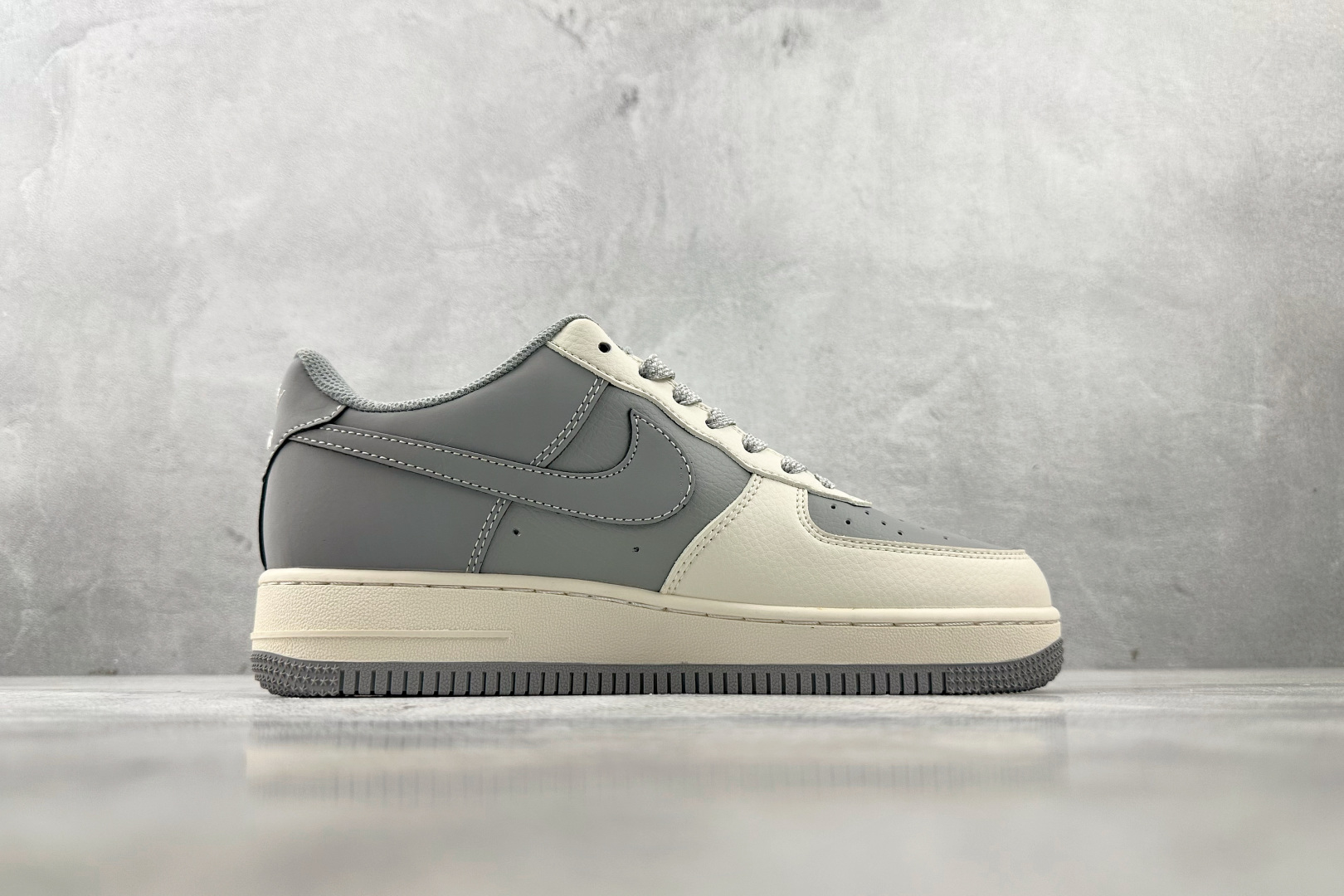 XC特价 
Nike Air Force 1'07  猿人头 联名 白灰

货号：BB6566 207
