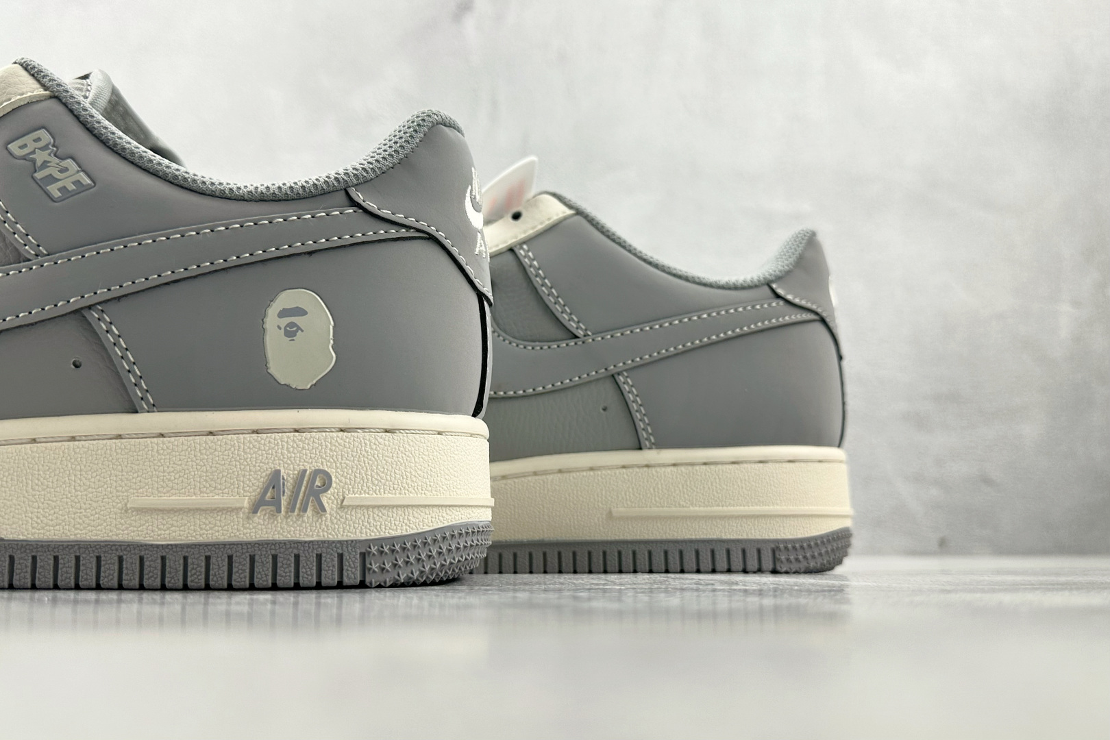 XC特价 
Nike Air Force 1'07  猿人头 联名 白灰

货号：BB6566 207
