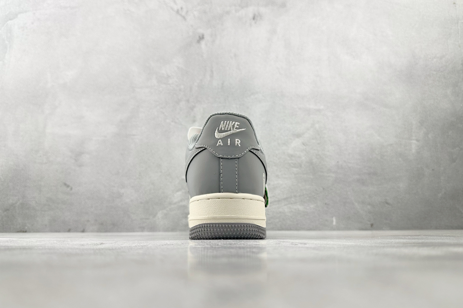 XC特价 
Nike Air Force 1'07  猿人头 联名 白灰

货号：BB6566 207
