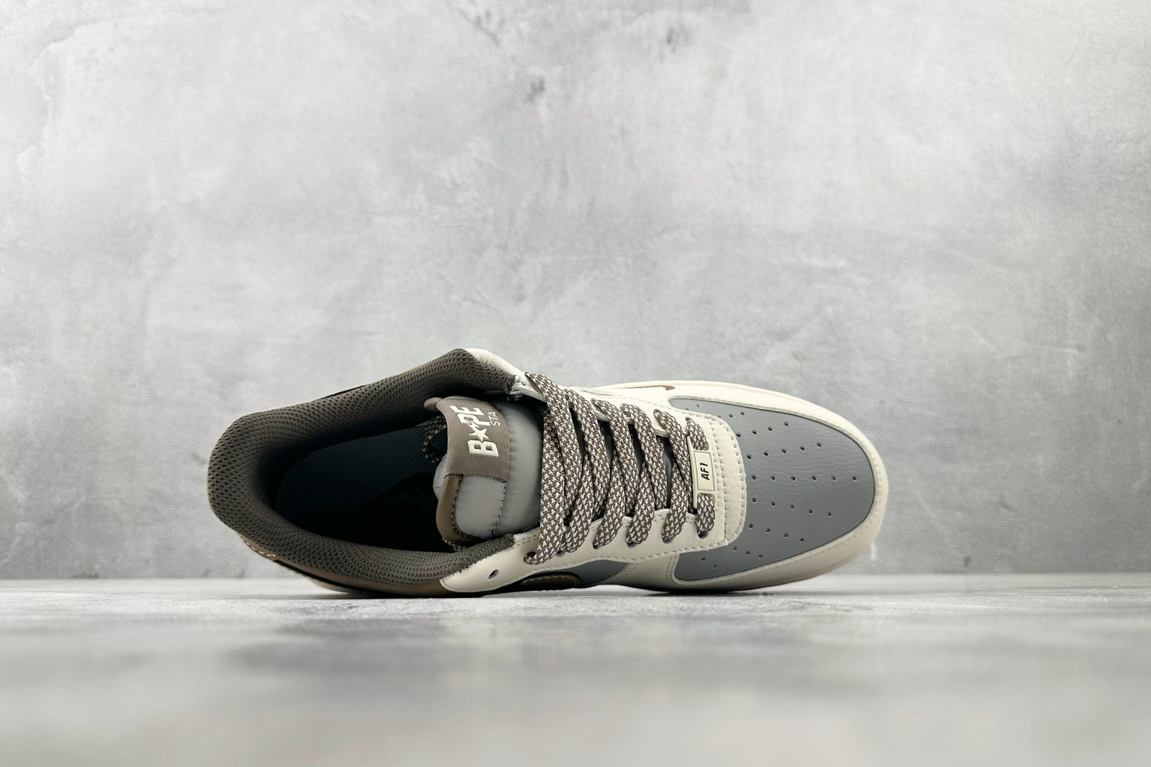 XC特价 
Nike Air Force 1'07  猿人头 联名 白灰棕

货号：BB6566 210