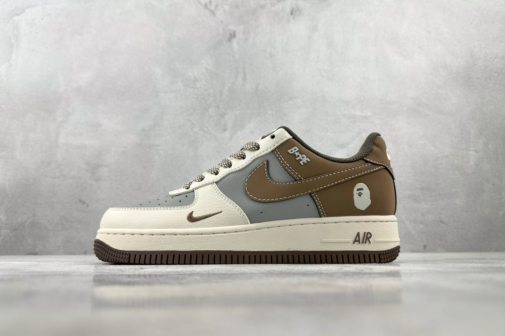 XC特价 
Nike Air Force 1'07  猿人头 联名 白灰棕

货号：BB6566 210