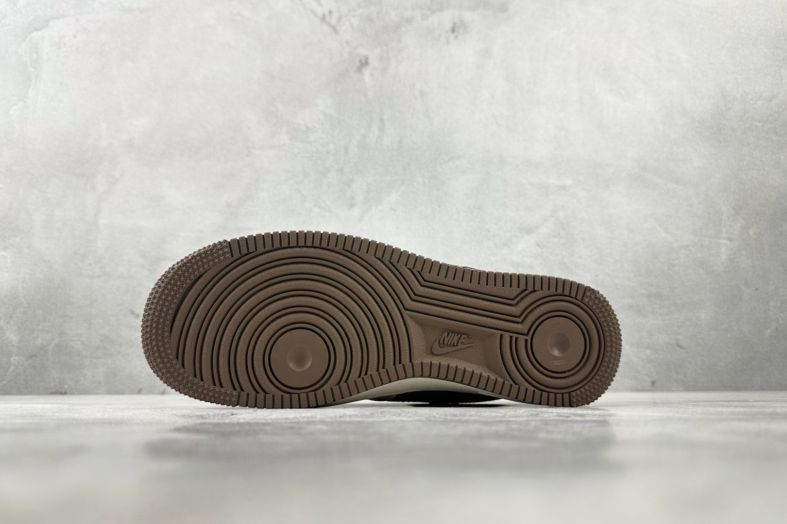 XC特价 
Nike Air Force 1'07  猿人头 联名 白灰棕

货号：BB6566 210