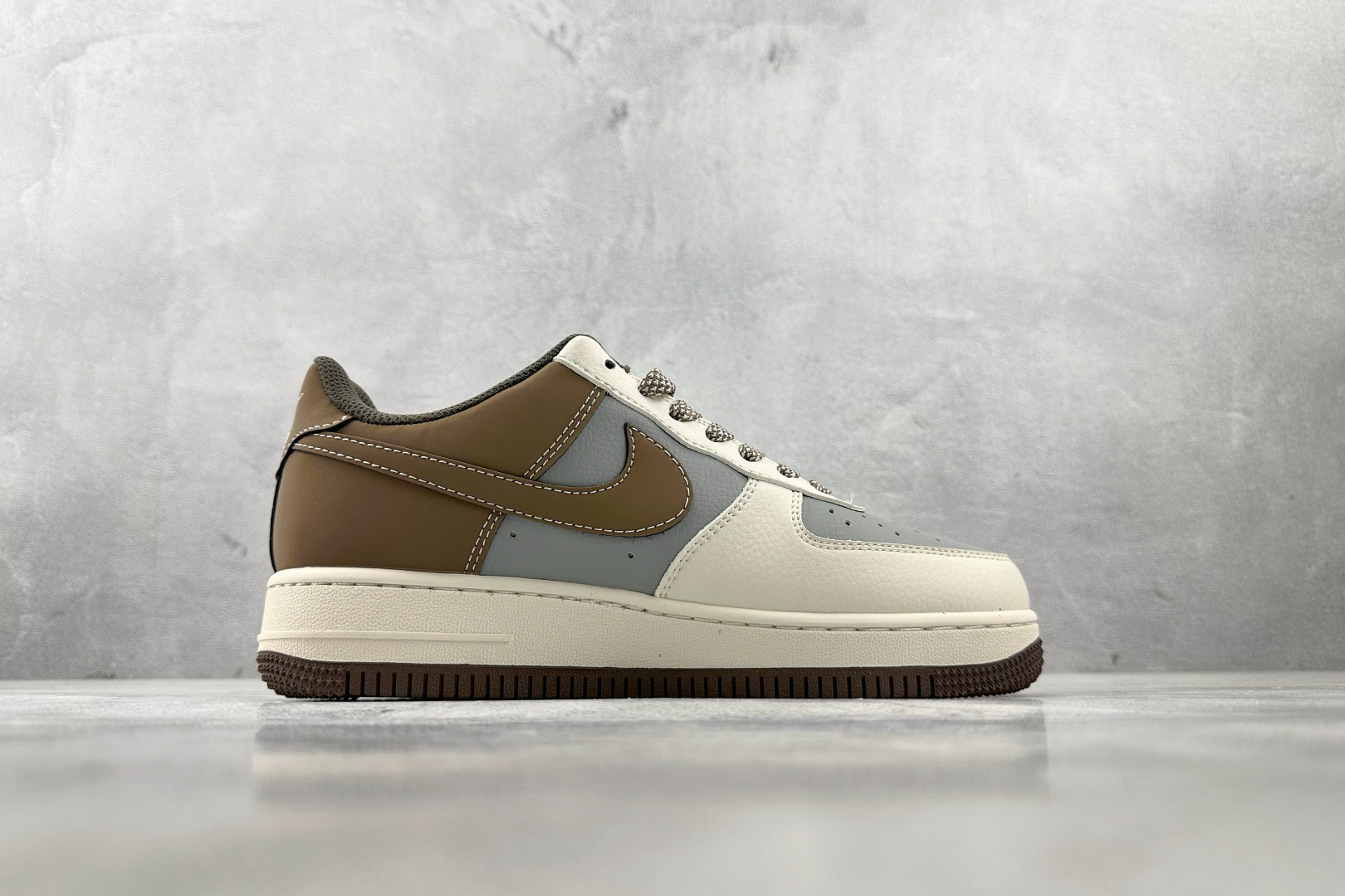 XC特价 
Nike Air Force 1'07  猿人头 联名 白灰棕

货号：BB6566 210