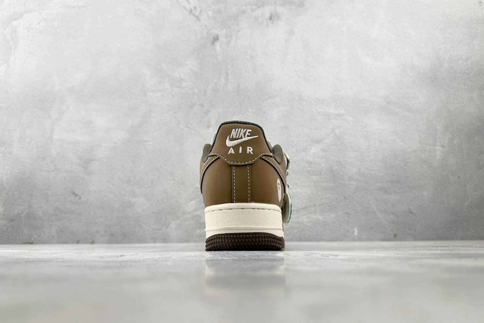 XC特价 
Nike Air Force 1'07  猿人头 联名 白灰棕

货号：BB6566 210