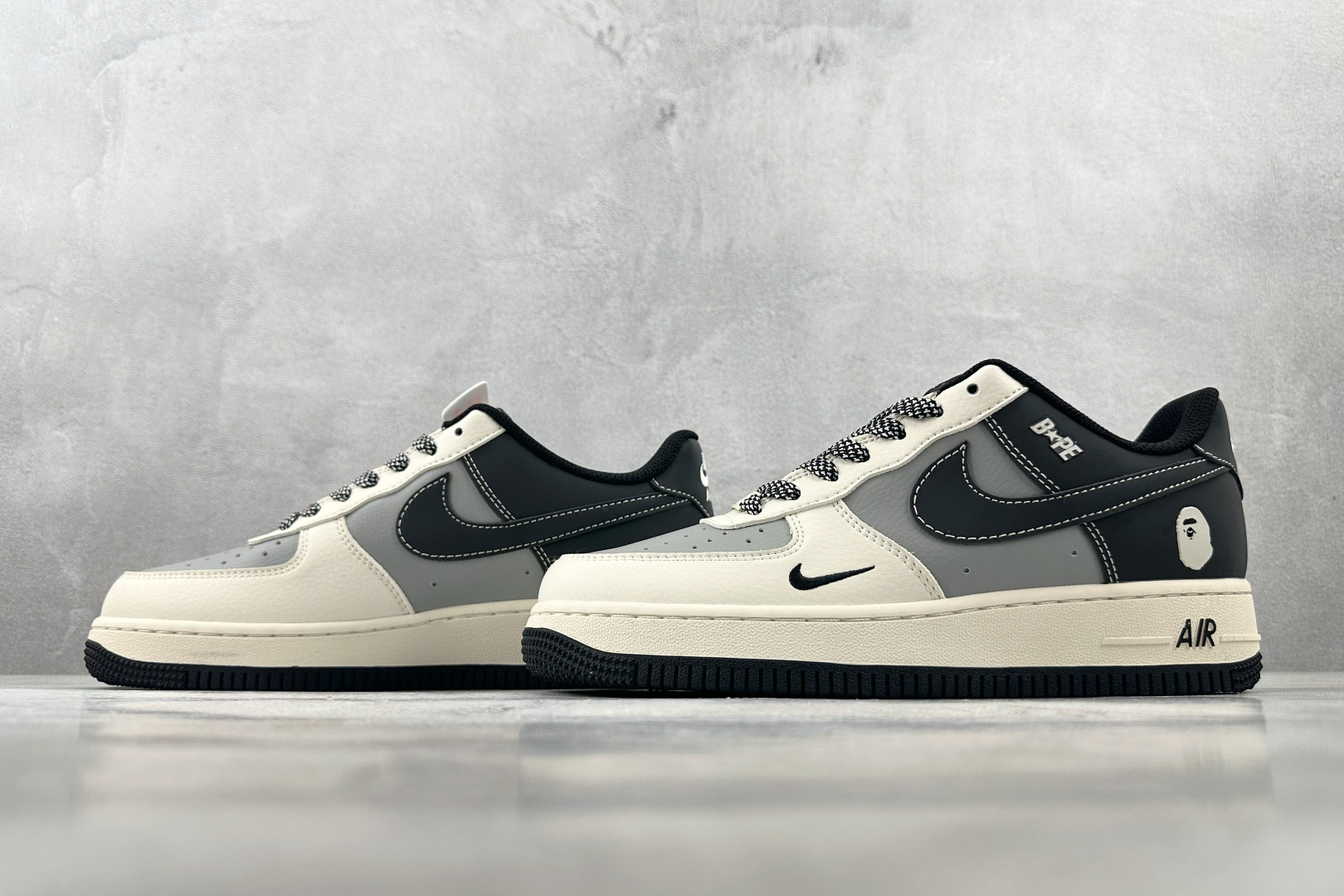 XC特价 
Nike Air Force 1'07  猿人头 联名 白灰黑

货号：BB6566 209