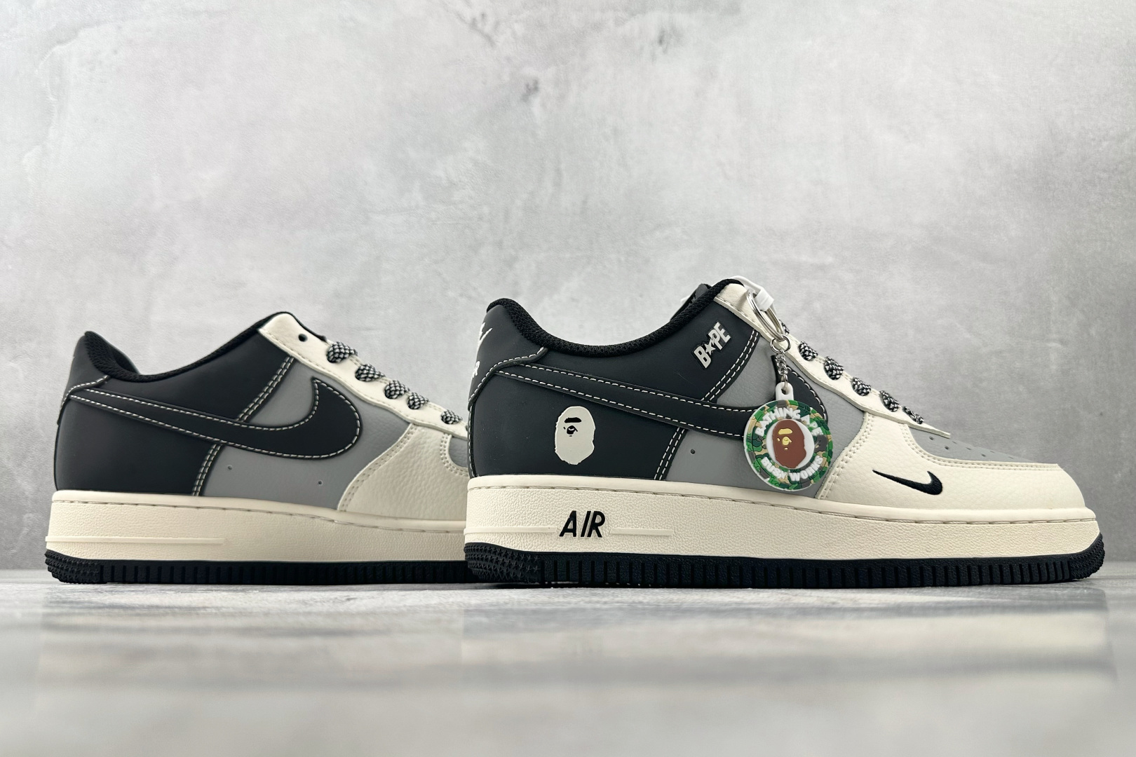 XC特价 
Nike Air Force 1'07  猿人头 联名 白灰黑

货号：BB6566 209