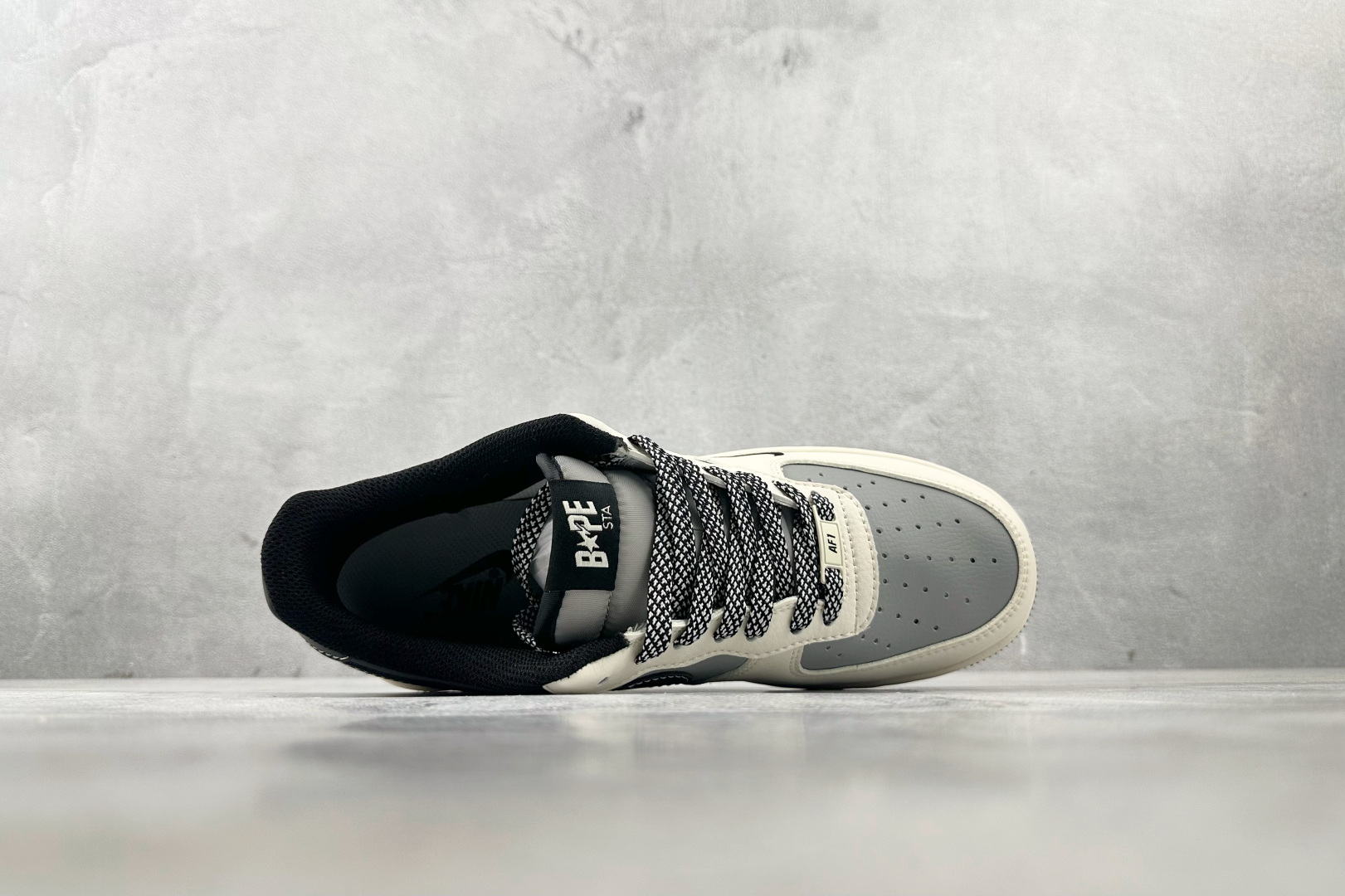 XC特价 
Nike Air Force 1'07  猿人头 联名 白灰黑

货号：BB6566 209