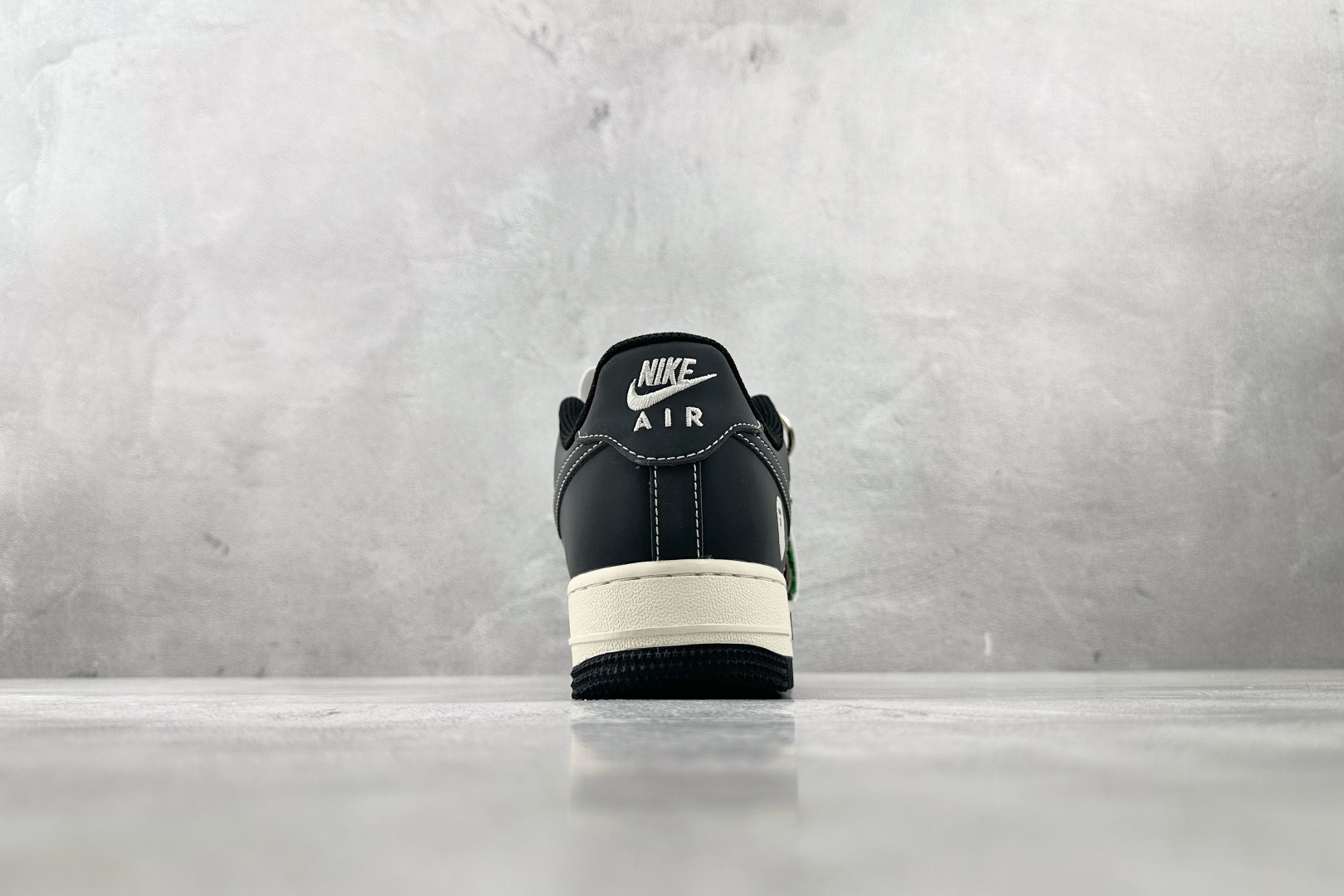 XC特价 
Nike Air Force 1'07  猿人头 联名 白灰黑

货号：BB6566 209