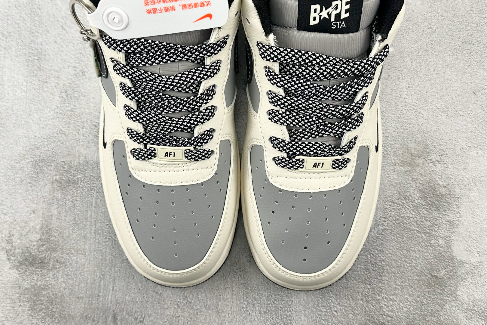 XC特价 
Nike Air Force 1'07  猿人头 联名 白灰黑

货号：BB6566 209