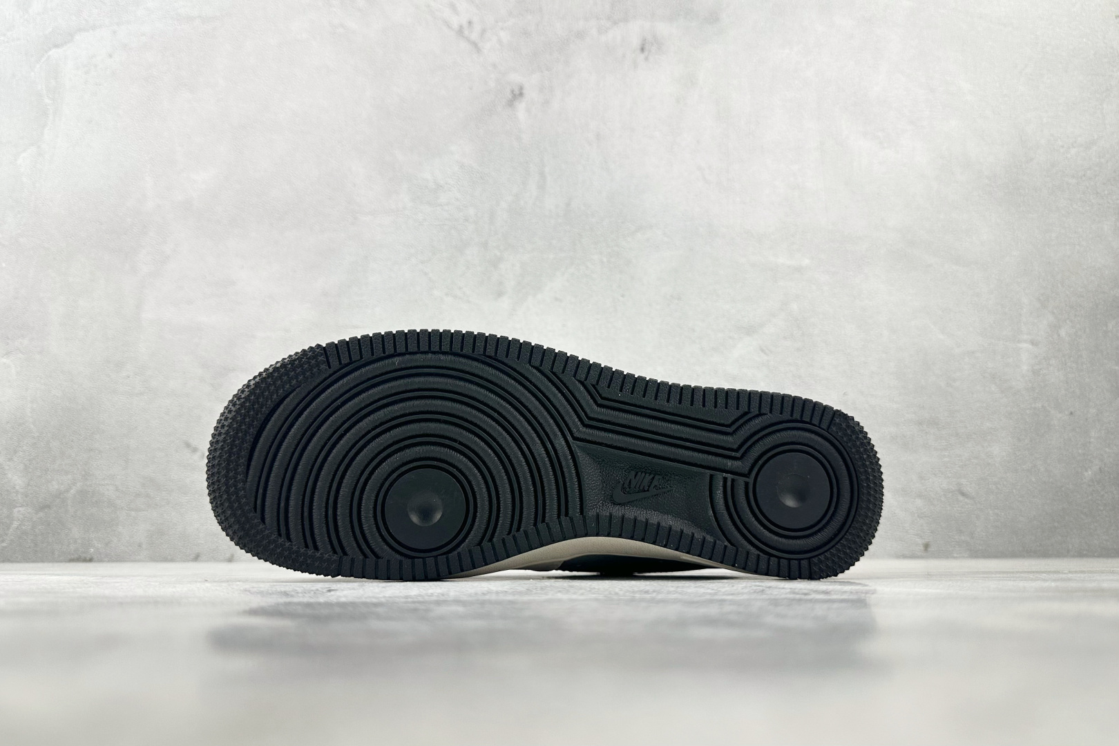 XC特价 
Nike Air Force 1'07  猿人头 联名 白灰黑

货号：BB6566 209
