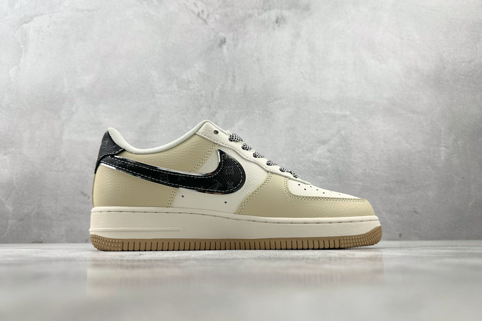 XC 
Nike Air Force 1'07  LV 联名 黄白黑

货号：ZH2598 308
尺码