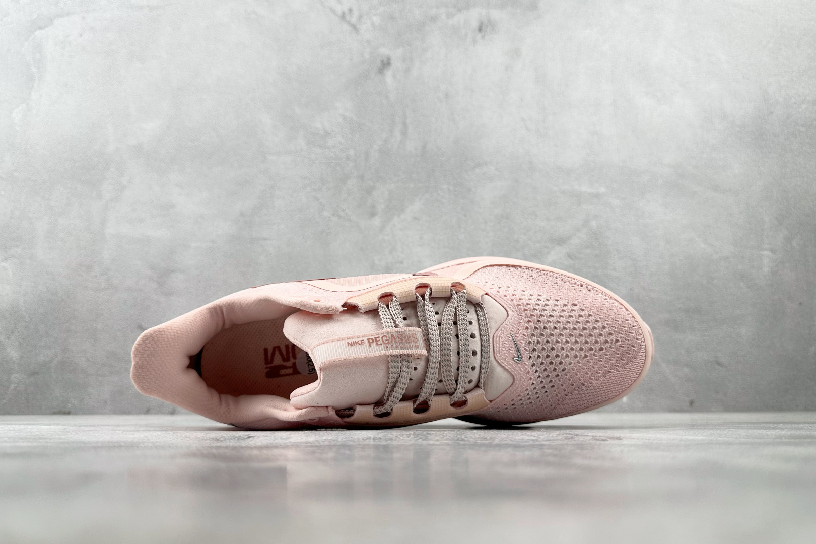 H11 
平台爆款  Nike Pegasus Premium Atmosphere 粉色

货号：HQ