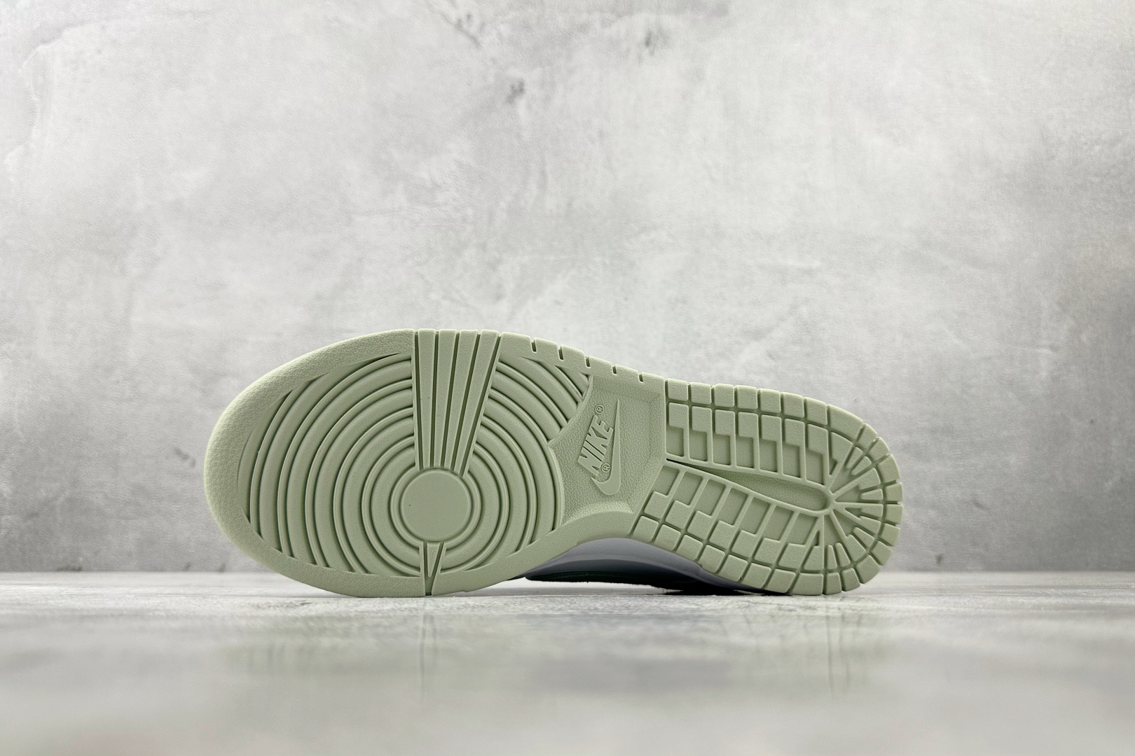 YC 
Nike Dunk Low  WMNS 白绿色

货号：IB4647-131
尺码：35.5 3