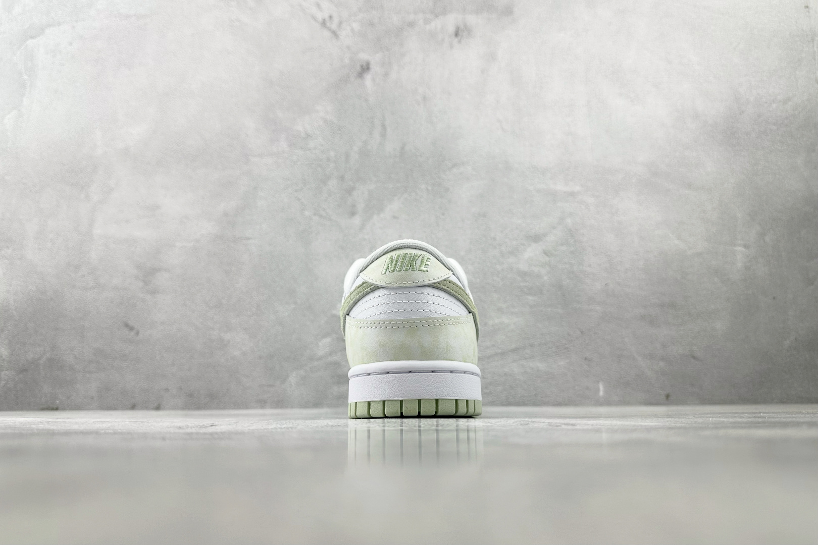 YC 
Nike Dunk Low  WMNS 白绿色

货号：IB4647-131
尺码：35.5 3
