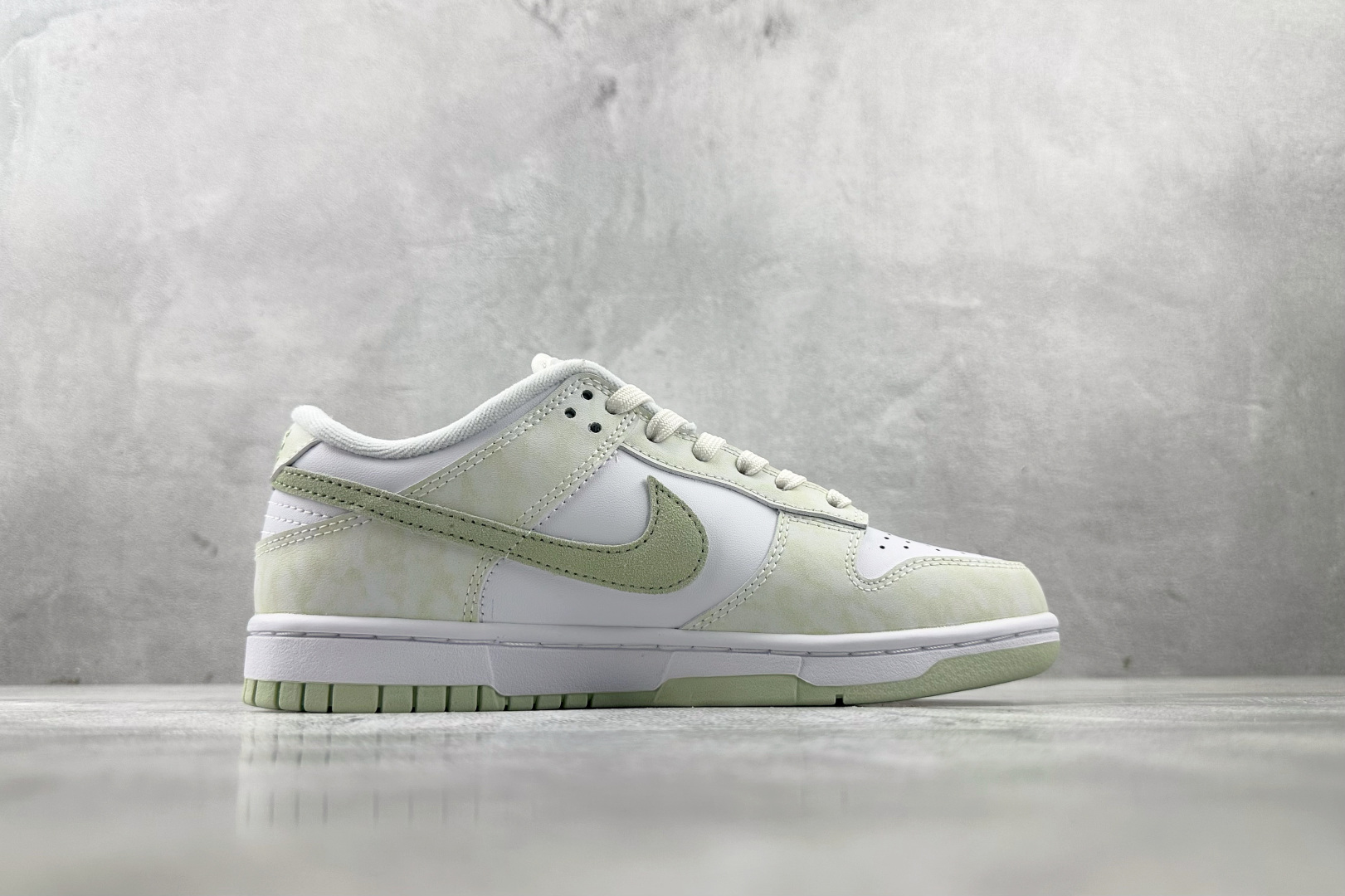 YC 
Nike Dunk Low  WMNS 白绿色

货号：IB4647-131
尺码：35.5 3