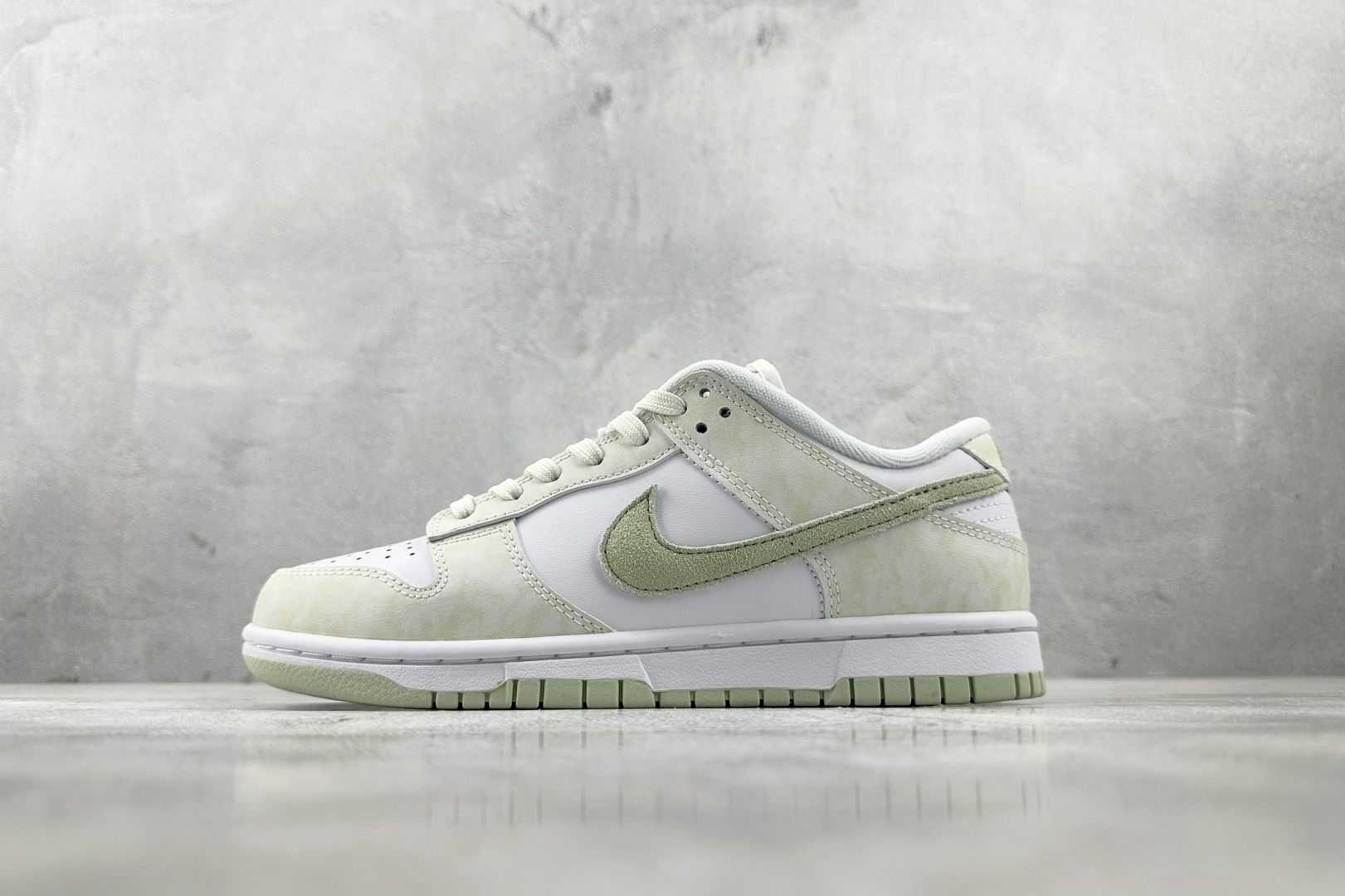 YC 
Nike Dunk Low  WMNS 白绿色

货号：IB4647-131
尺码：35.5 3