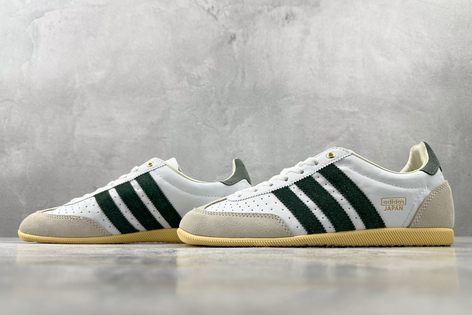 R 版 
出口订单  adidas originals JAPAN W 白绿色

货号 ：JI2663 