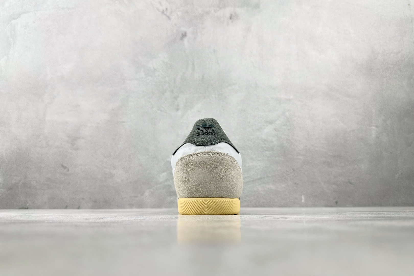 R 版 
出口订单  adidas originals JAPAN W 白绿色

货号 ：JI2663 