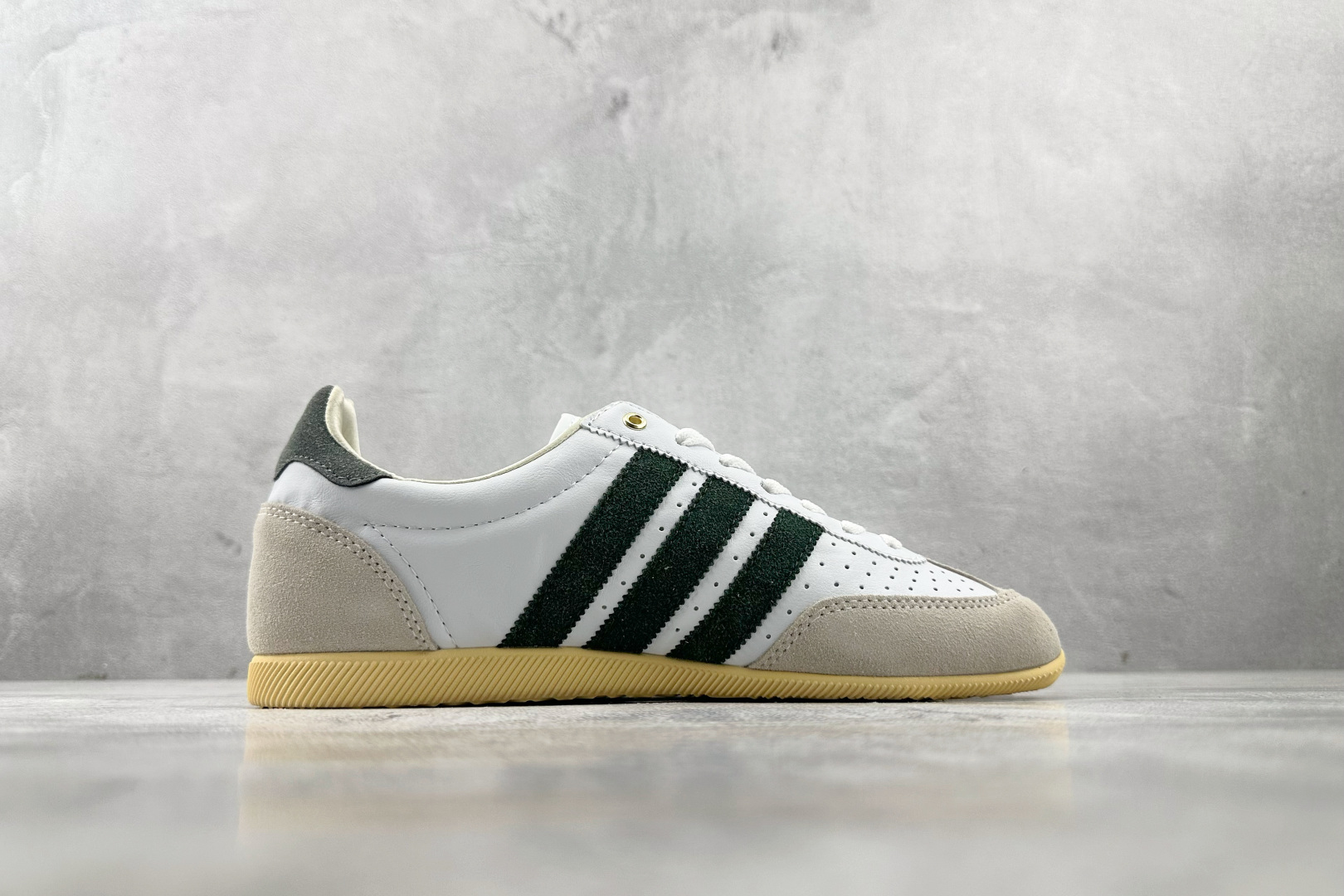 R 版 
出口订单  adidas originals JAPAN W 白绿色

货号 ：JI2663 