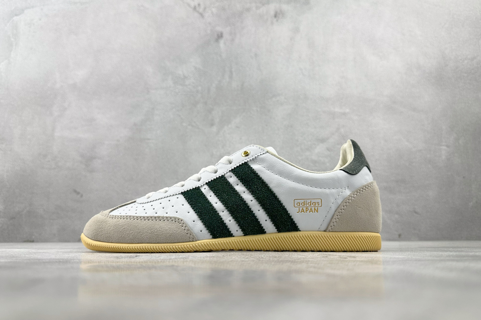 R 版 
出口订单  adidas originals JAPAN W 白绿色

货号 ：JI2663 