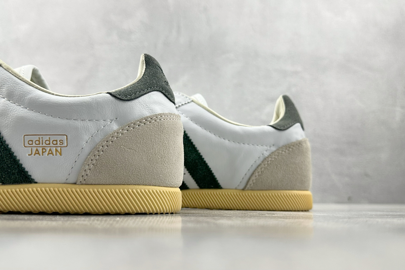R 版 
出口订单  adidas originals JAPAN W 白绿色

货号 ：JI2663 