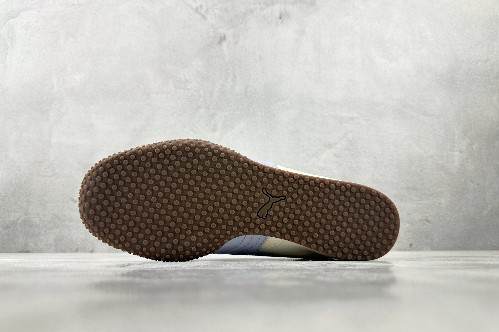 PM 
平台爆款  PUMA Bella UT Canvas 白蓝

货号：-03
尺码：35.5 36
