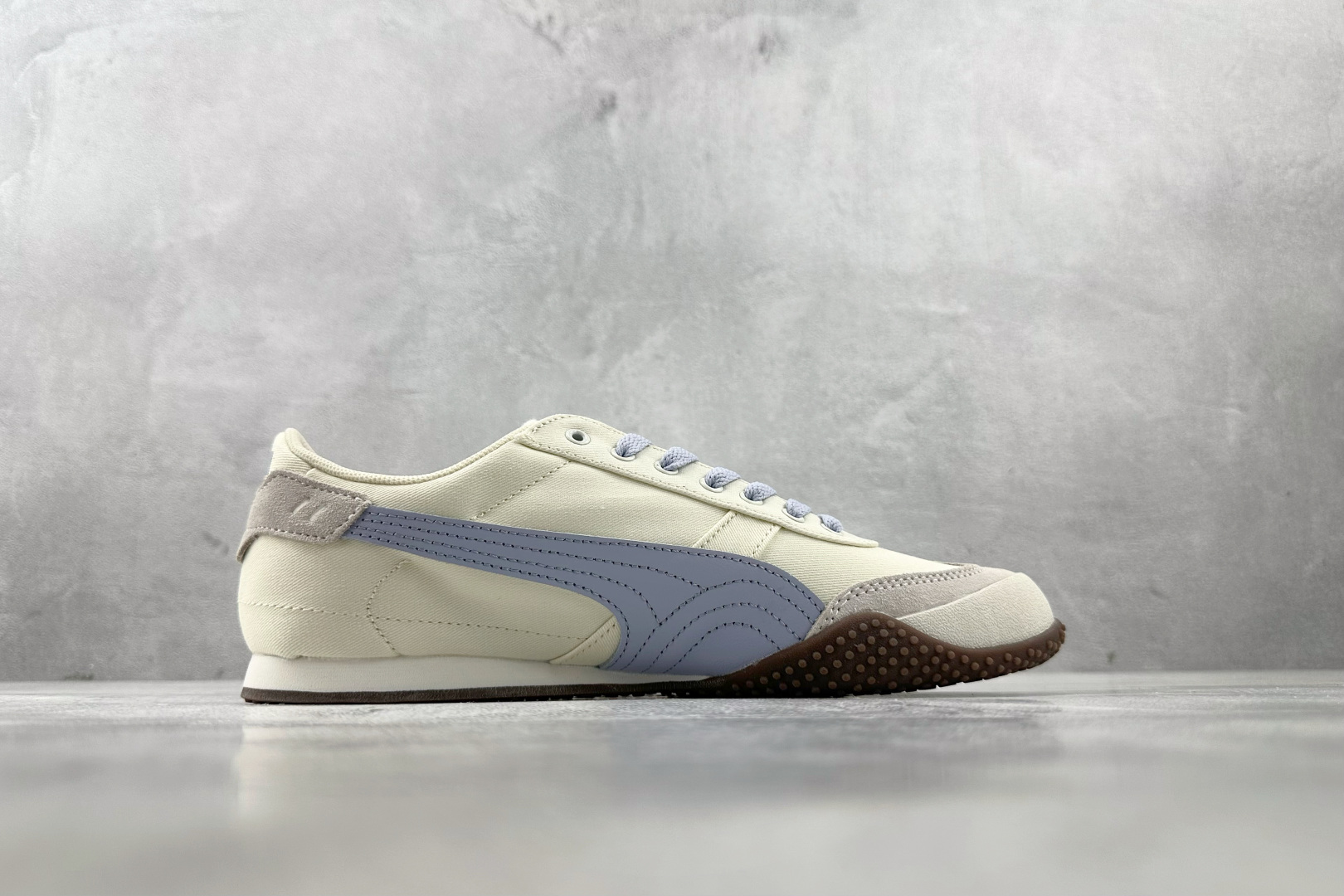 PM 
平台爆款  PUMA Bella UT Canvas 白蓝

货号：-03
尺码：35.5 36