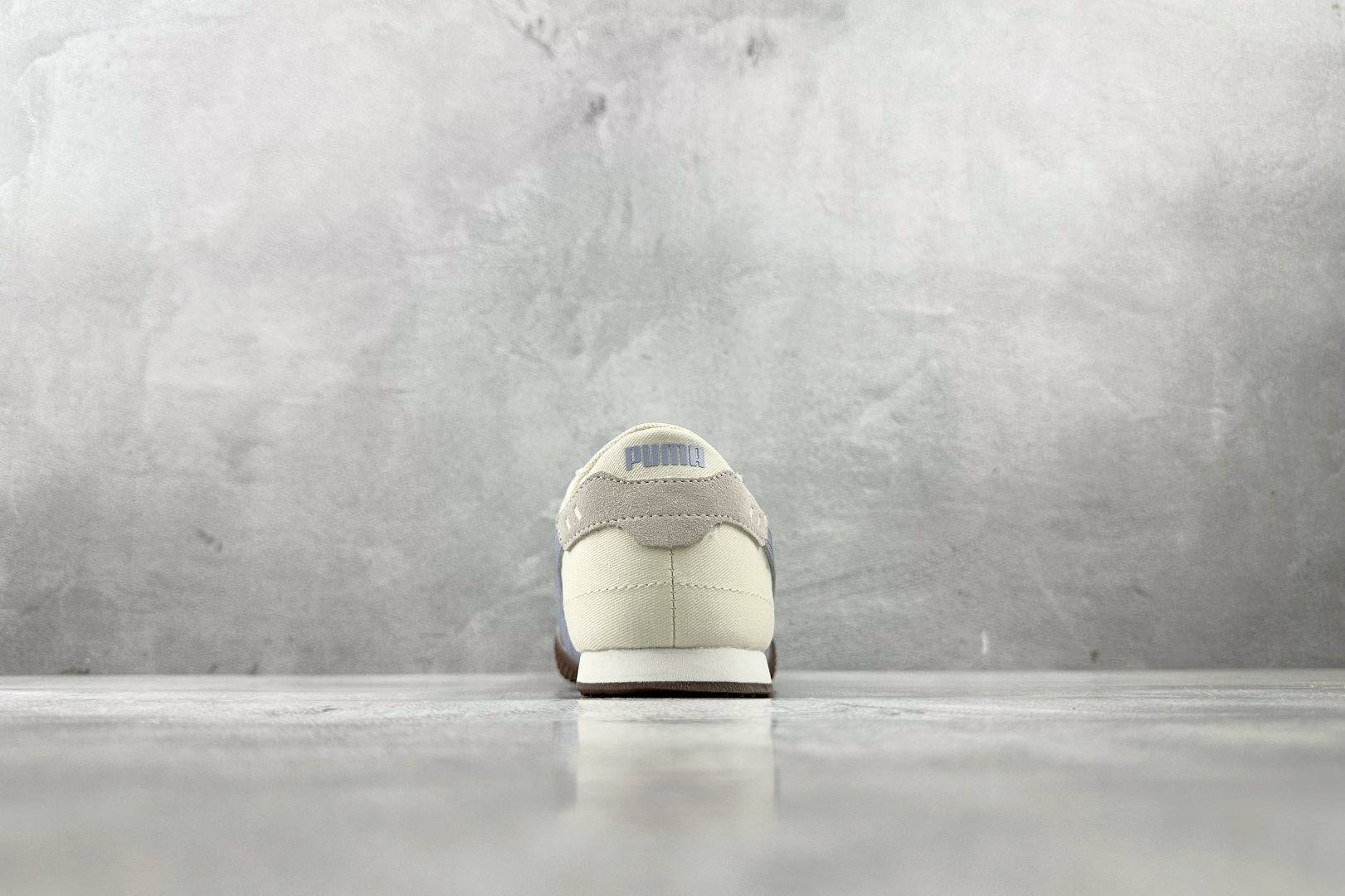 PM 
平台爆款  PUMA Bella UT Canvas 白蓝

货号：-03
尺码：35.5 36