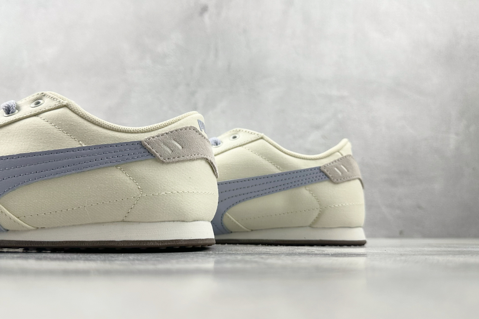 PM 
平台爆款  PUMA Bella UT Canvas 白蓝

货号：-03
尺码：35.5 36