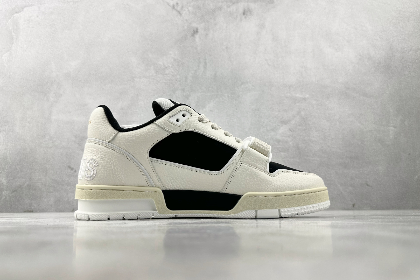 LOUIS VUITTON Trainer 黑色 1ACW3E