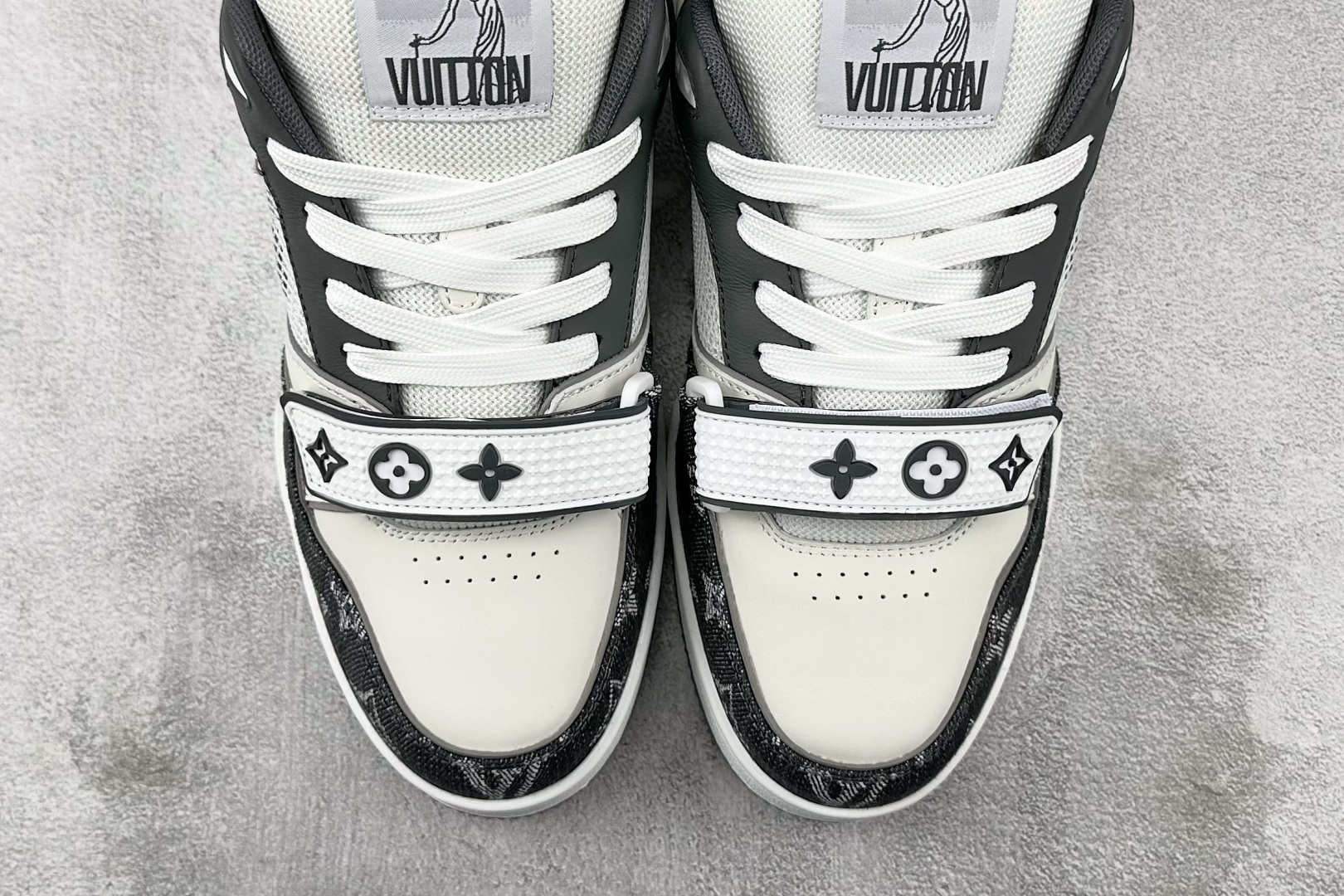 LOUIS VUITTON Trainer 白黑色 1ADF0P