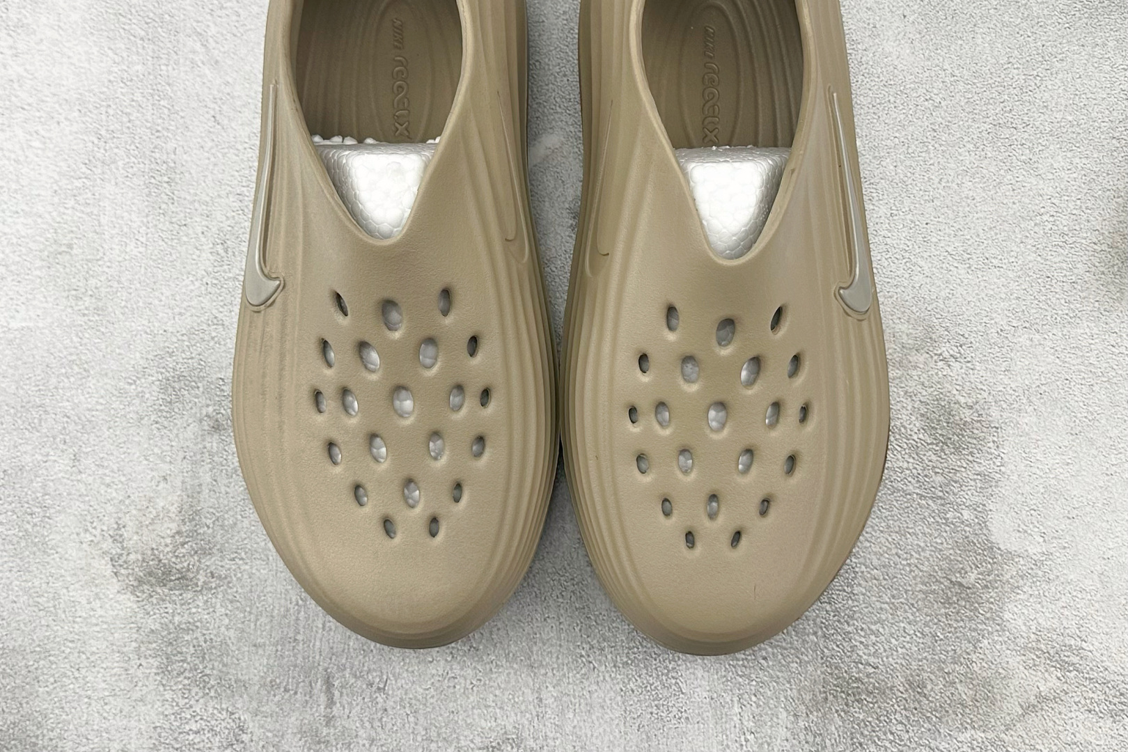 Nike ReactX Rejuven 8 卡其色 HV5060-200
