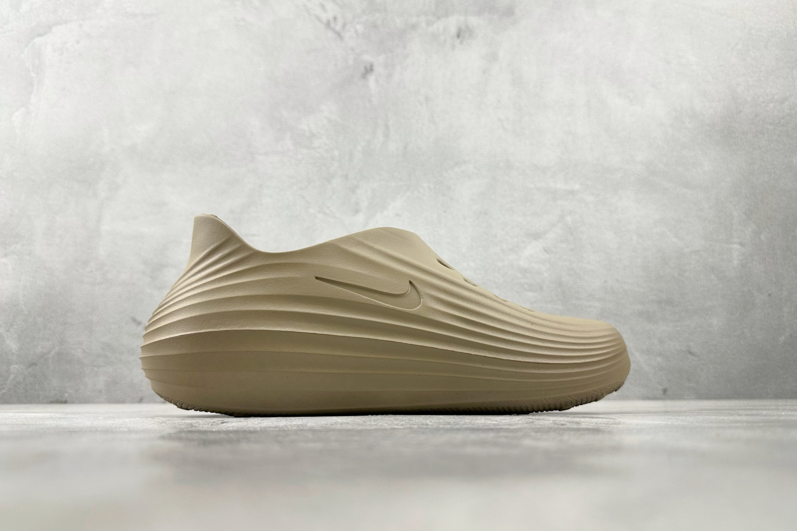 Nike ReactX Rejuven 8 卡其色 HV5060-200