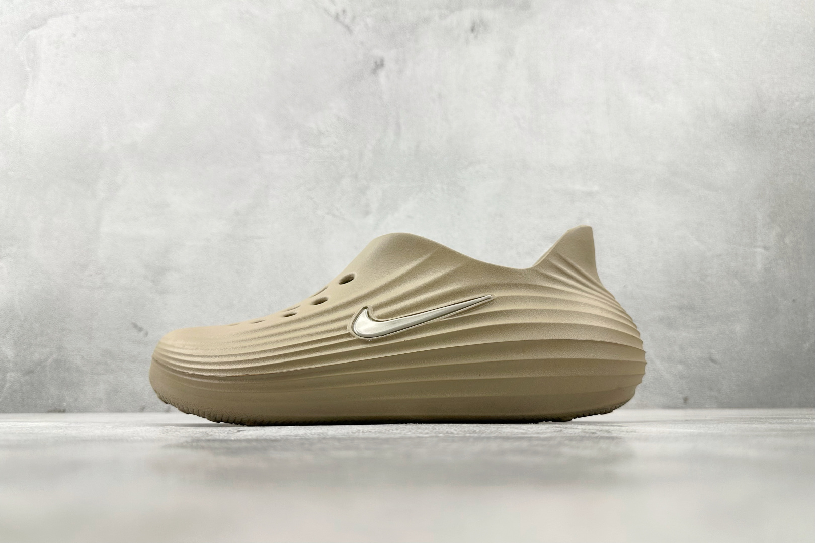 Nike ReactX Rejuven 8 卡其色 HV5060-200