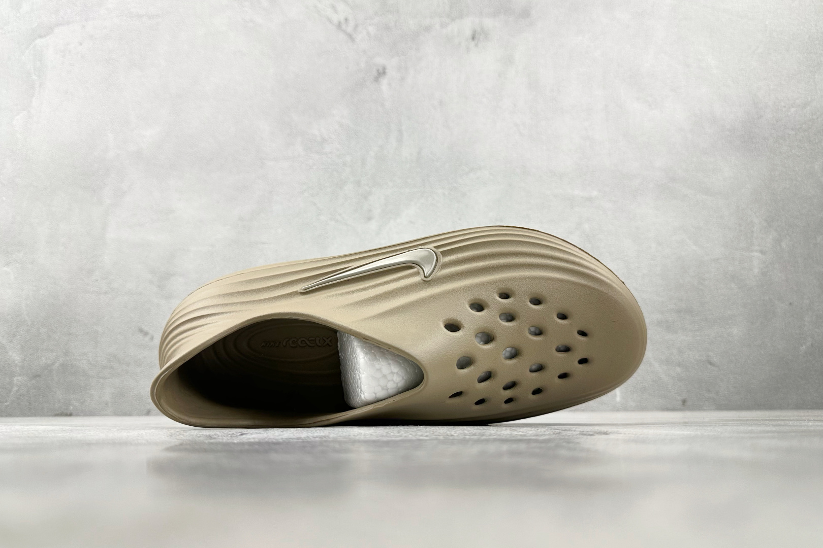 Nike ReactX Rejuven 8 卡其色 HV5060-200