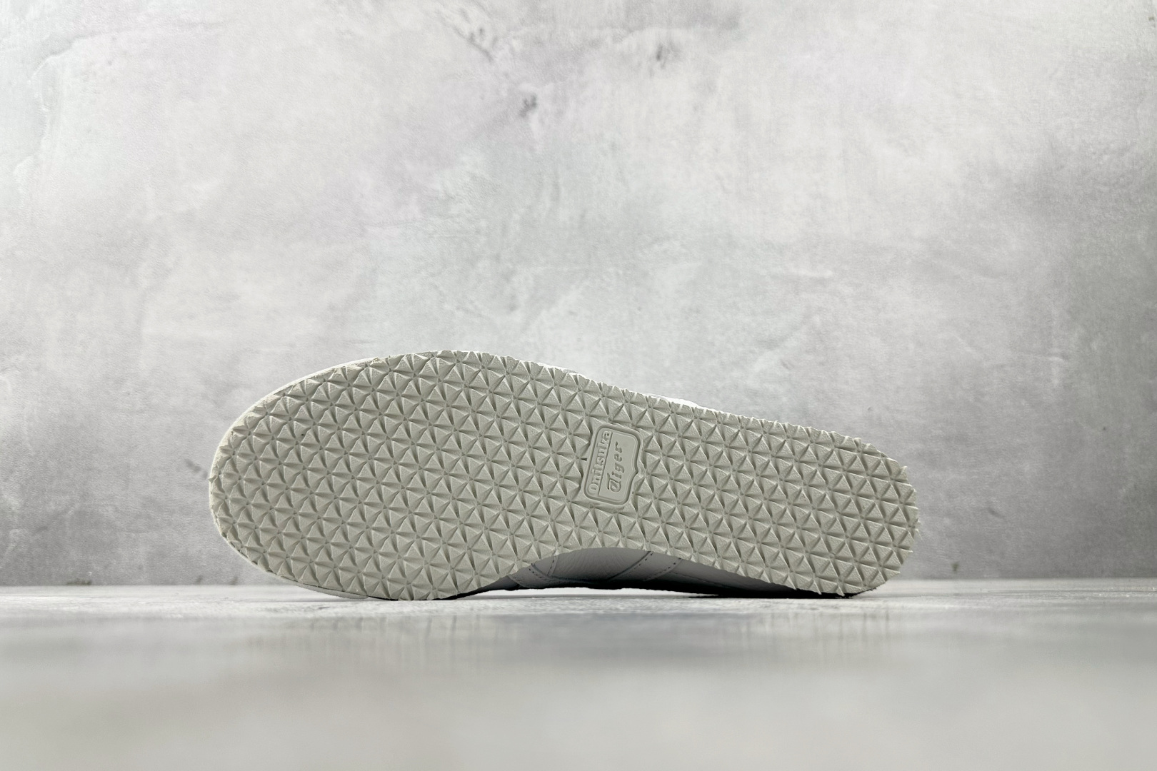 层 210 Onitsuka Tiger鬼塚虎 MEXICO 66 白色 1183A844-100